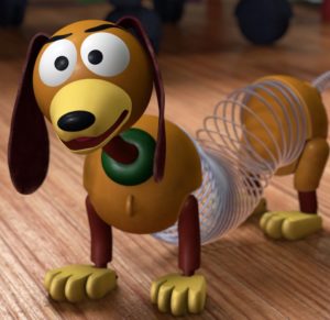 Slinky Dog ist eine echte treue Seele - wie es sich eben für einen Hund gehört. Er kann durch seine Metallringe in der Körpermitte außerdem oftmals als Verlängerungsseil eingesetzt werden, wenn es hart auf hart kommt.